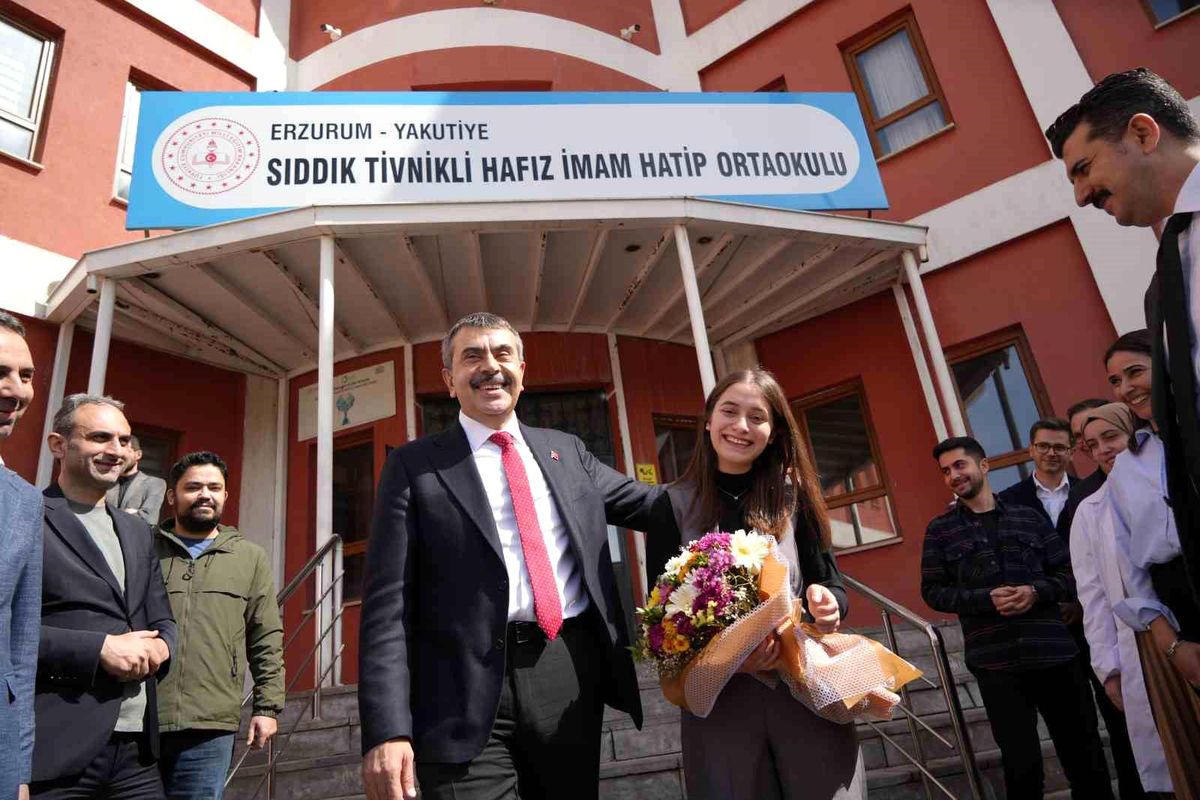 Bakan Tekin, Öğretmenin Doğum Gününü Kutladı