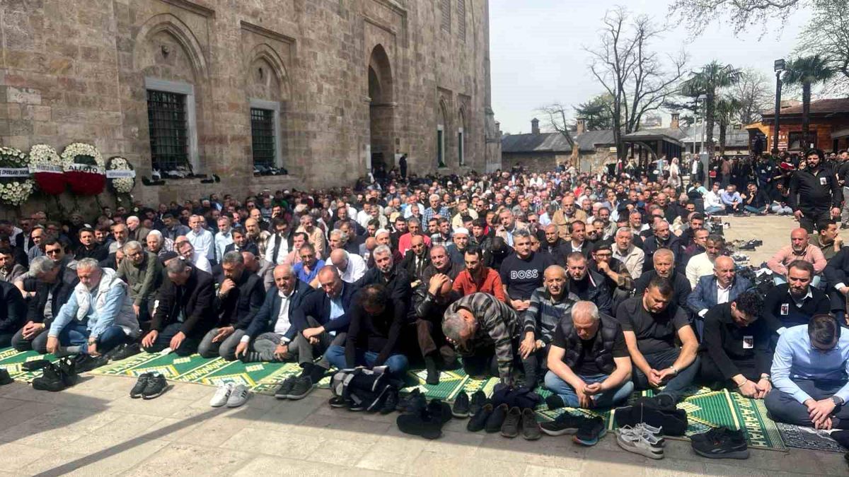 Bursalılardan Son Cuma Namazına Yoğun İlgi