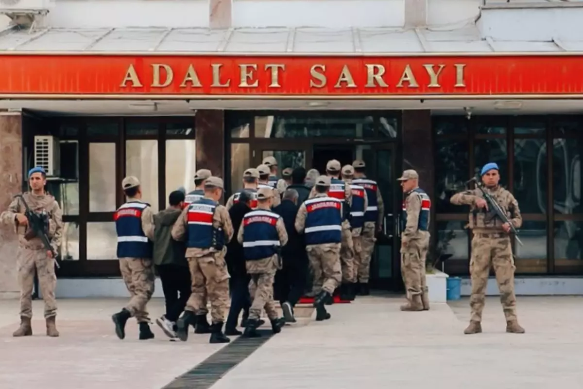 Sahte haritalar, heykeller ve papazla köylülerin neyi var neyi yok çaldılar