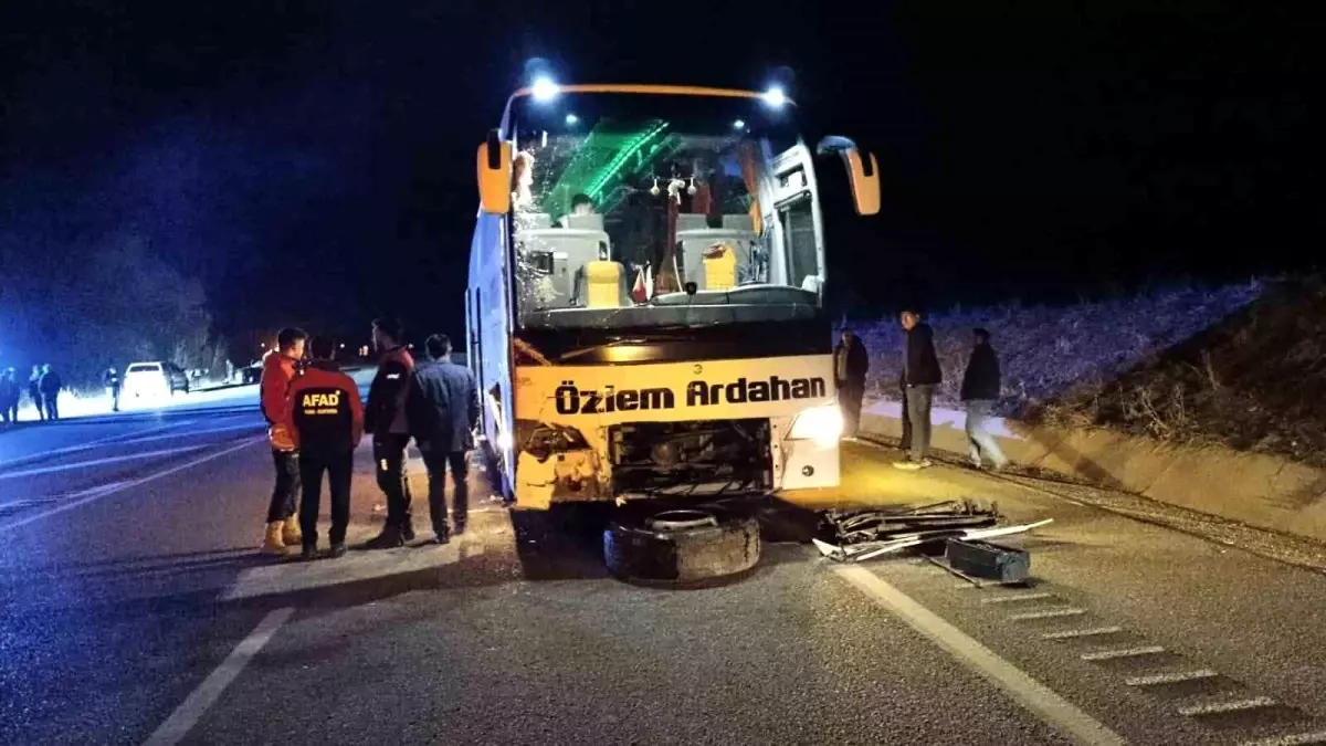 Sivas\'ta Otobüsle Otomobil Çarpıştı