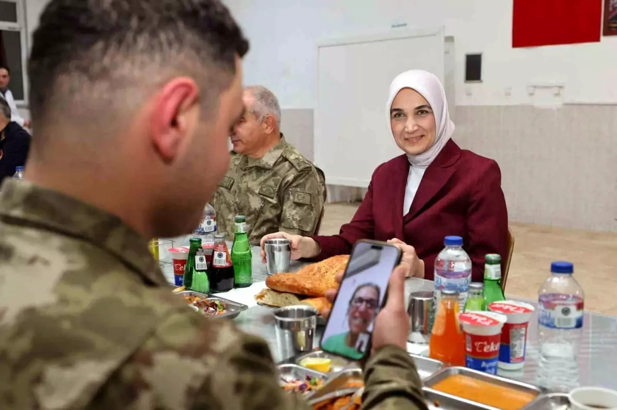 Vali, Mehmetçiğin iftar sofrasına konuk oldu