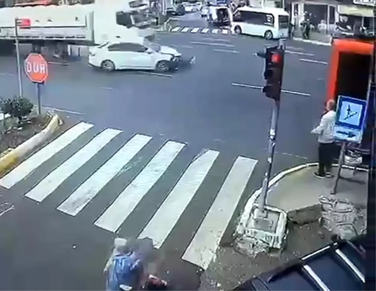 Balıkesir\'de Zincirleme Trafik Kazası: 1 Yaralı