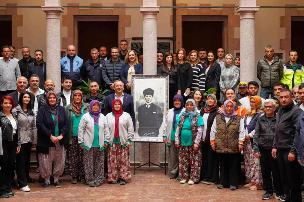 Ayvalık Belediye Başkanı Ergin, 900 Emekçinin Bayram İkramiyelerini Hesaplarına Yatırdı