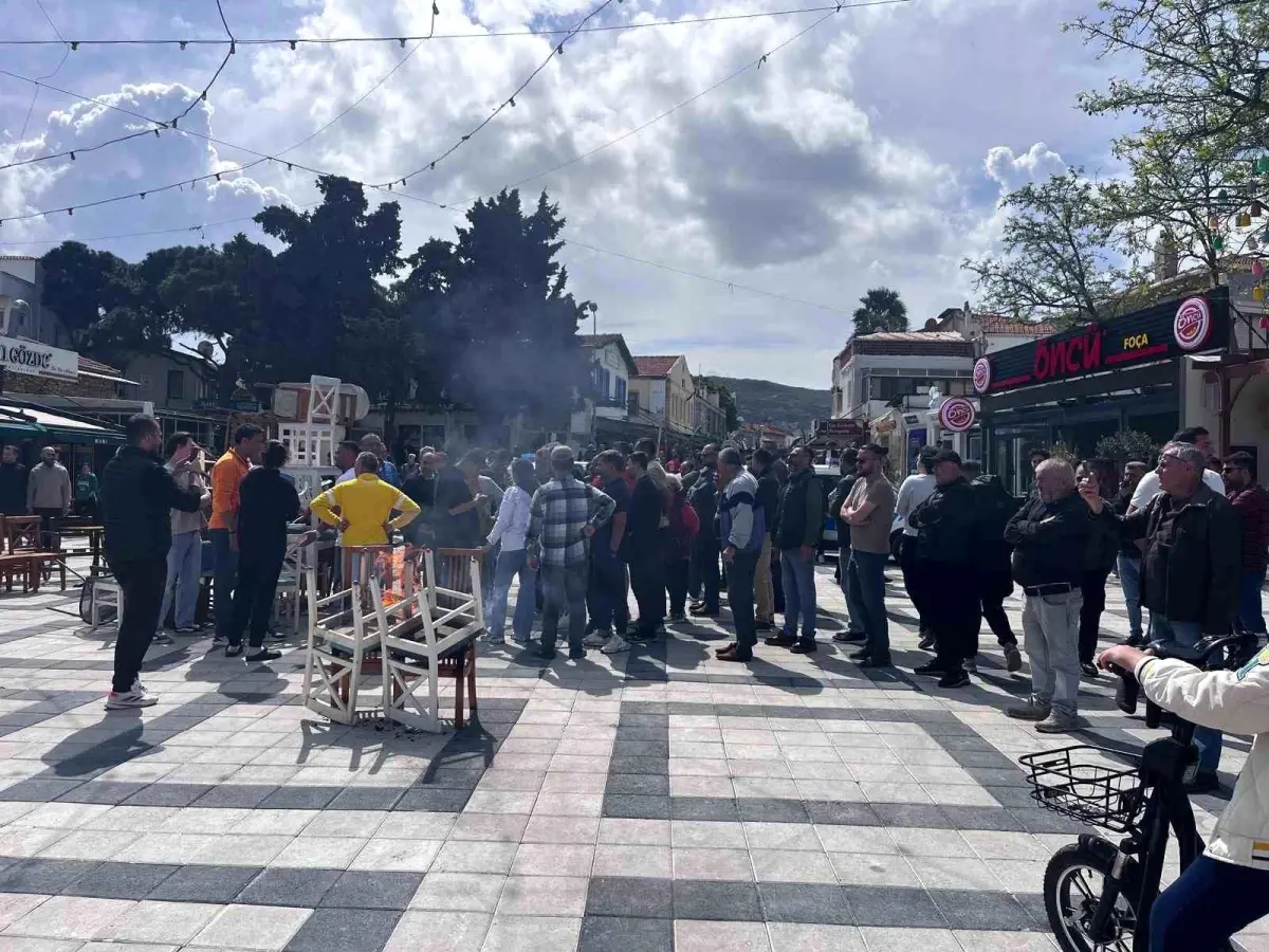 Foça\'da Esnaf, Zabıta Ekiplerinin Masa ve Sandalyeleri Toplamasına Tepki Gösterdi