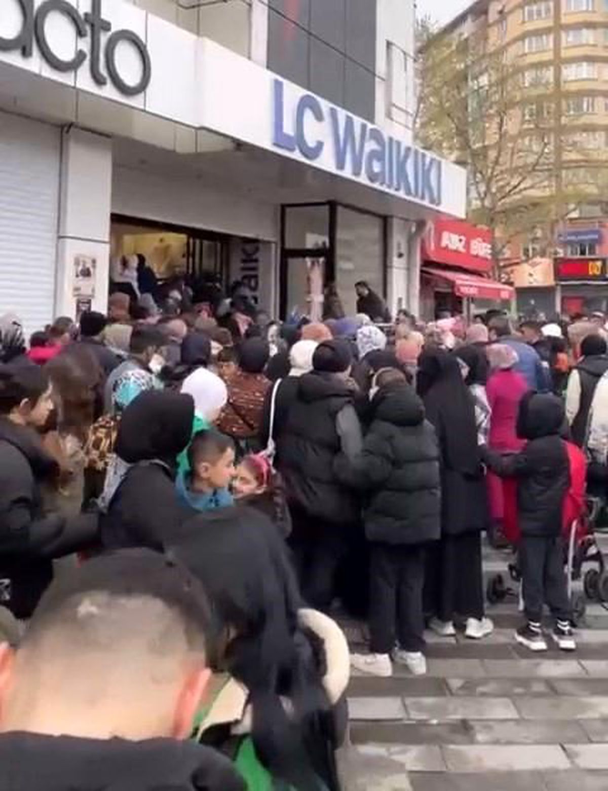 Bursa\'da Mahalleli 390 Çocuğa Bayram Alışverişi Yaptı