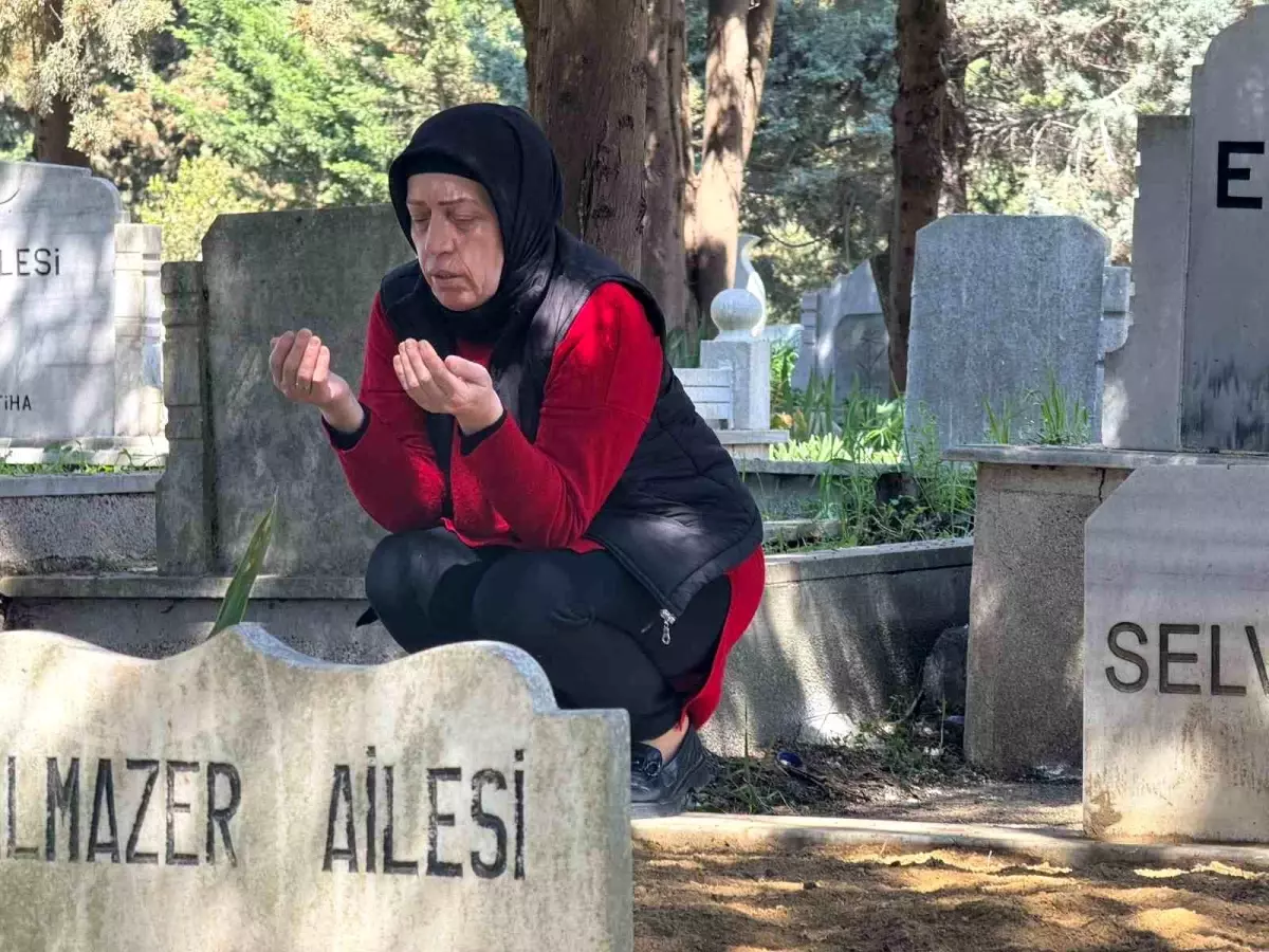 İstanbul\'da Bayram Öncesi Mezarlık Ziyareti