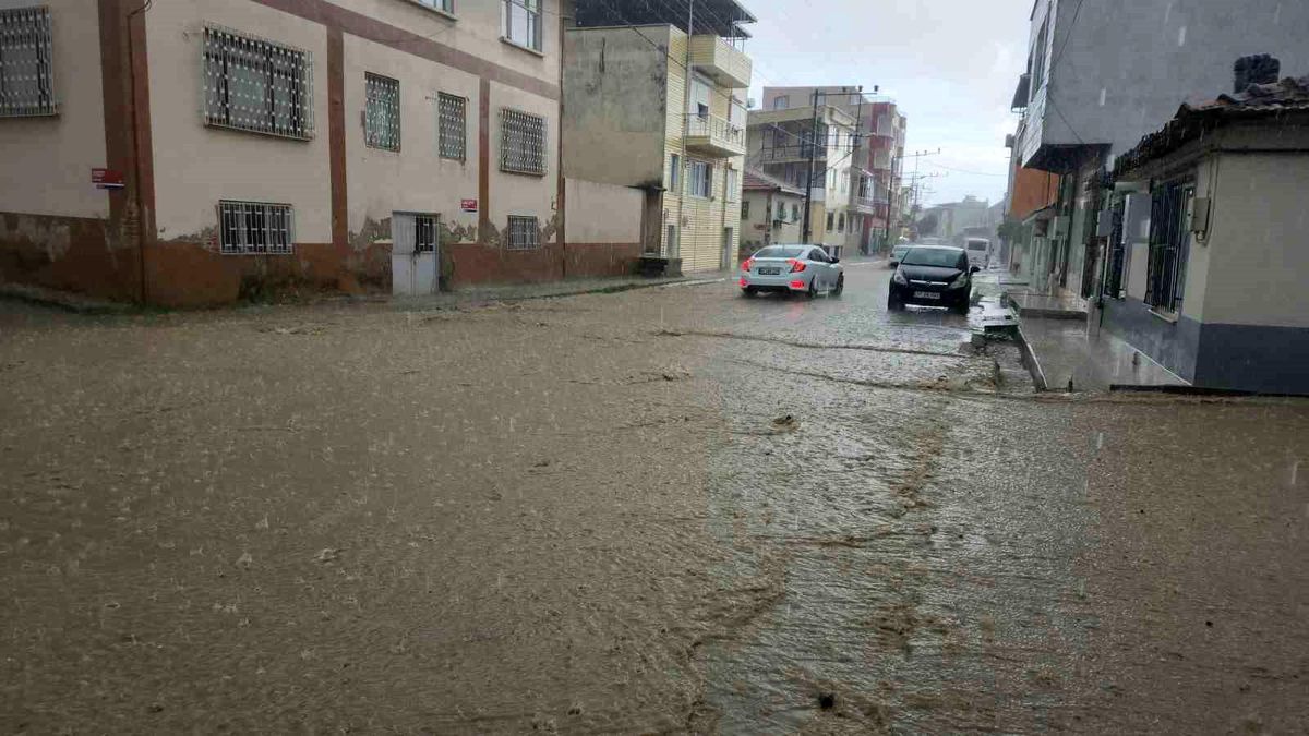 Edremit\'te Sağanak Yağış Hayatı Olumsuz Etkiledi