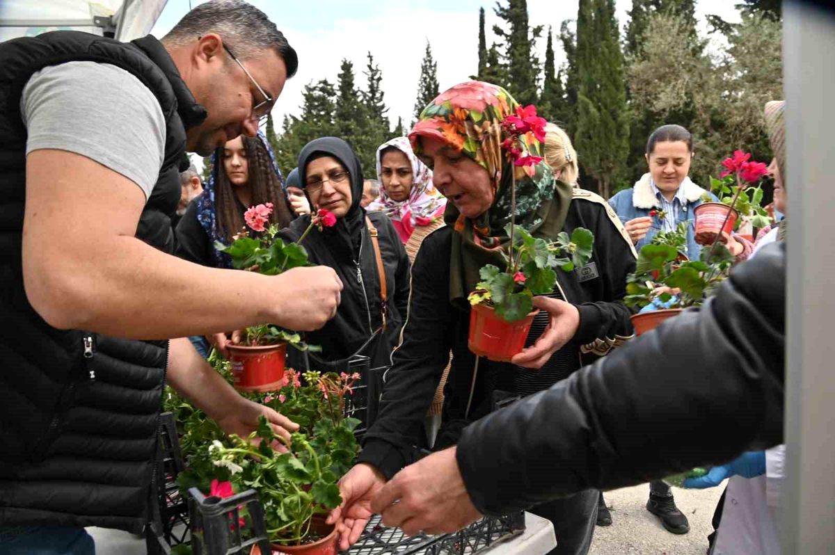 Manisa\'da Arife Günü Mezarlık Ziyaretlerine Çiçek ve Tesbih Dağıtımı