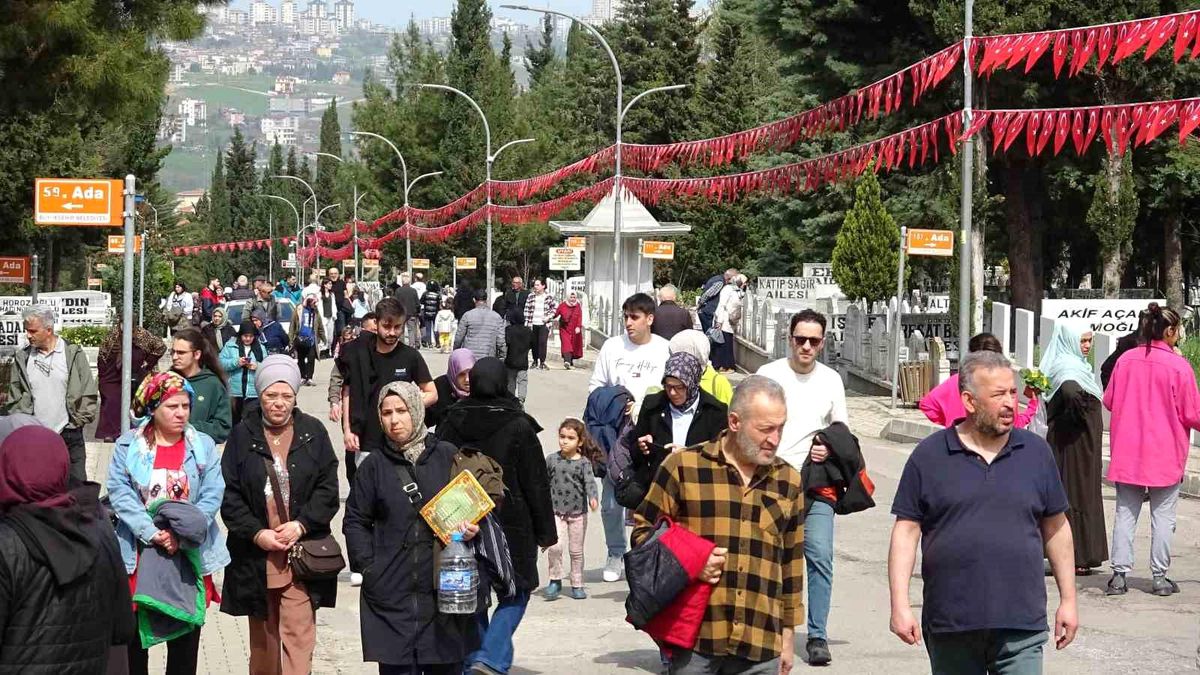 Mezarlıklar doldu taştı: Hüzün ve gurur