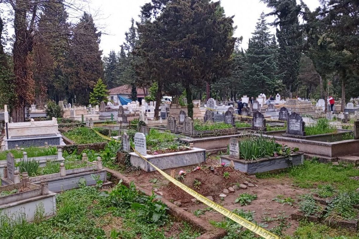 Mezarlıkta akıl almaz olay! 4 kişi hastanelik oldu