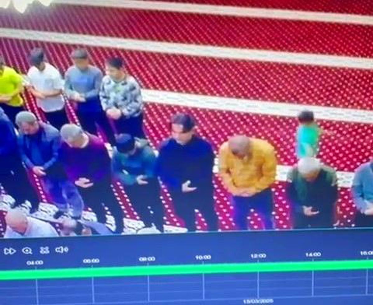 Minik yaramaz namaz kılan yaşlı adamı yere düşürdü