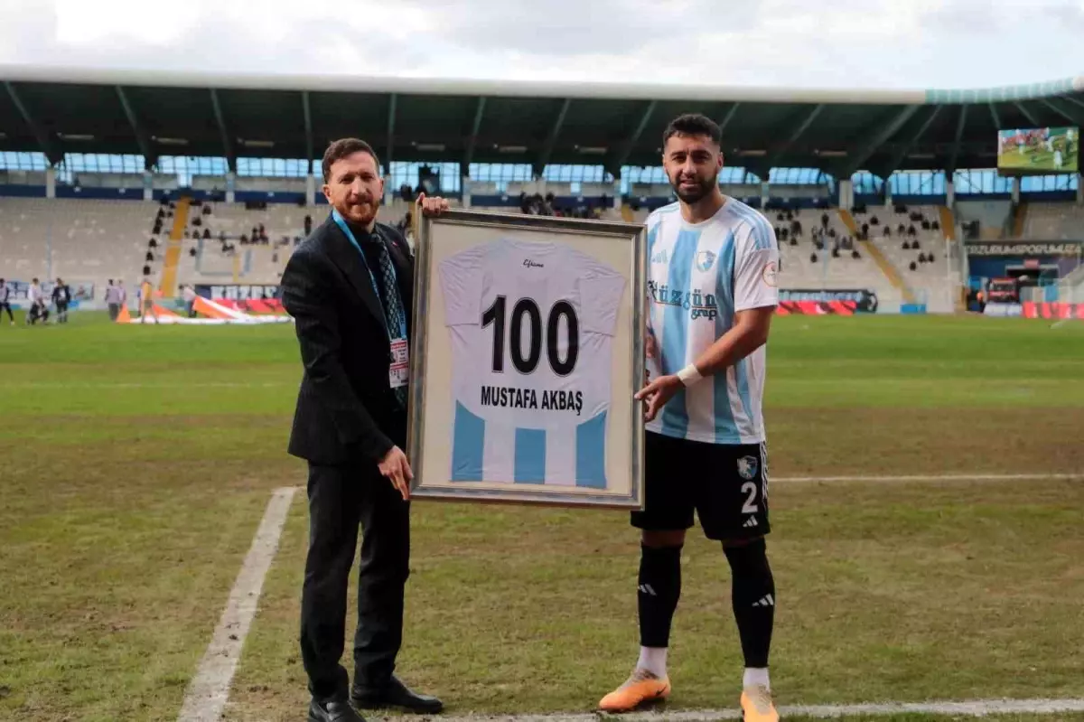 Mustafa Akbaş\'a 100. Maç Kutlaması