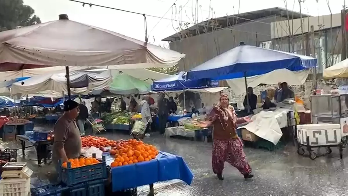 Germencik\'te Sağanak Yağış: Esnaf Zorda, Çiftçiler Sevindi