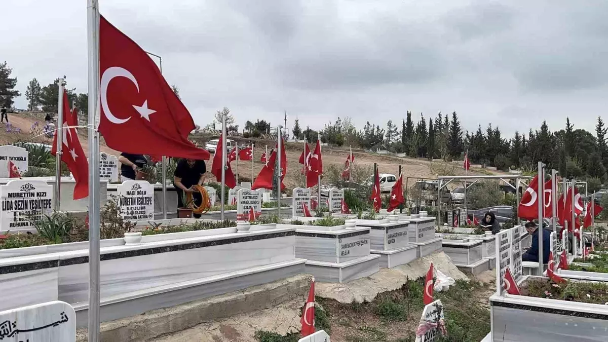 Osmaniye\'de şehitler ile depremde hayatını kaybedenlerin kabirleri ziyaret edildi