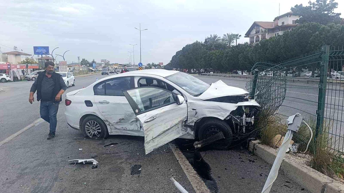 Antalya\'da Trafik Kazası: 2 Yaralı