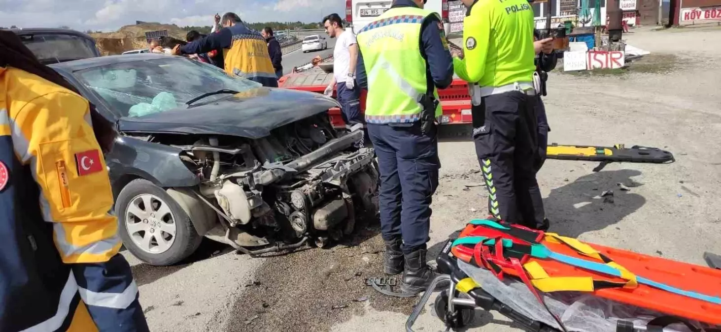 Karabük\'te Otomobil Tıra Çarptı: 5 Yaralı