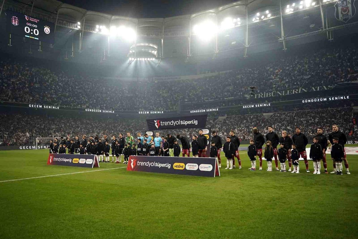 Beşiktaş - Galatasaray Mücadelesi Başladı