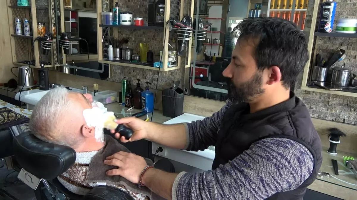 Yozgat\'ta Bayram Yoğunluğu Berberleri Sardı