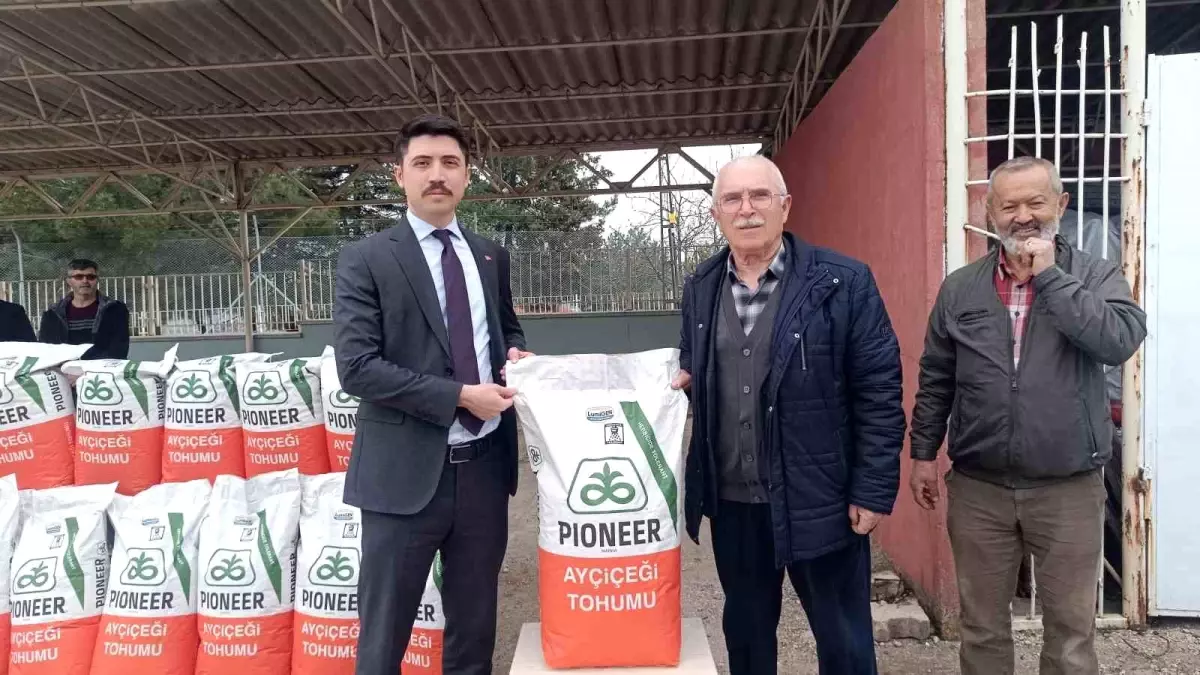 Pazaryeri\'nde Çiftçilere Ayçiçeği Tohumu Dağıtıldı