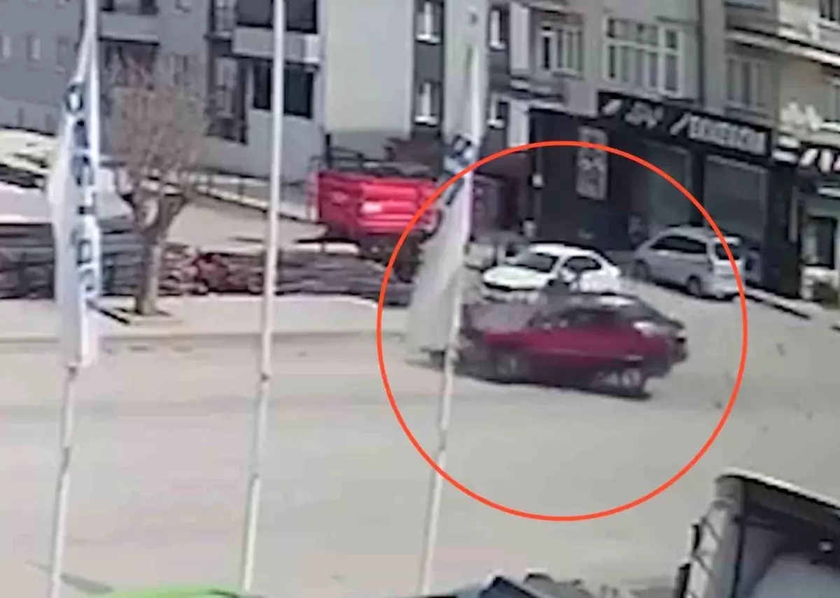 Çorum Alaca\'da Otomobil Çarpışması: 2 Yaralı