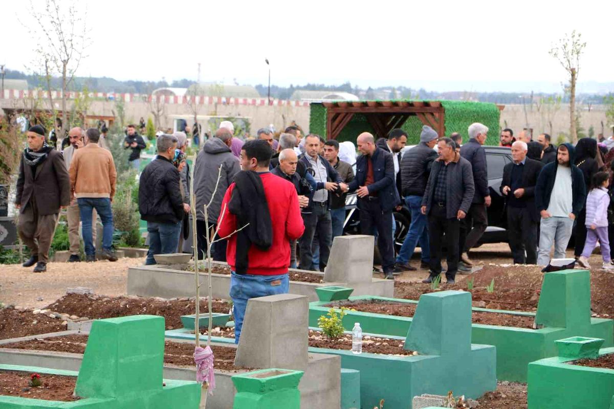 Diyarbakır Mezarlıklarında Bayram Yoğunluğu