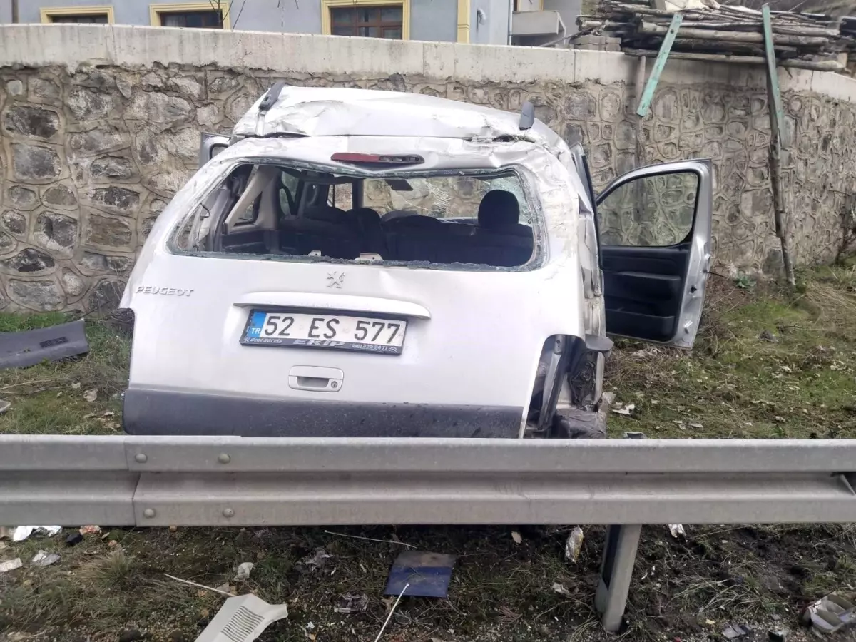 Gümüşhane\'de Otomobil Takla Attı: 4 Yaralı