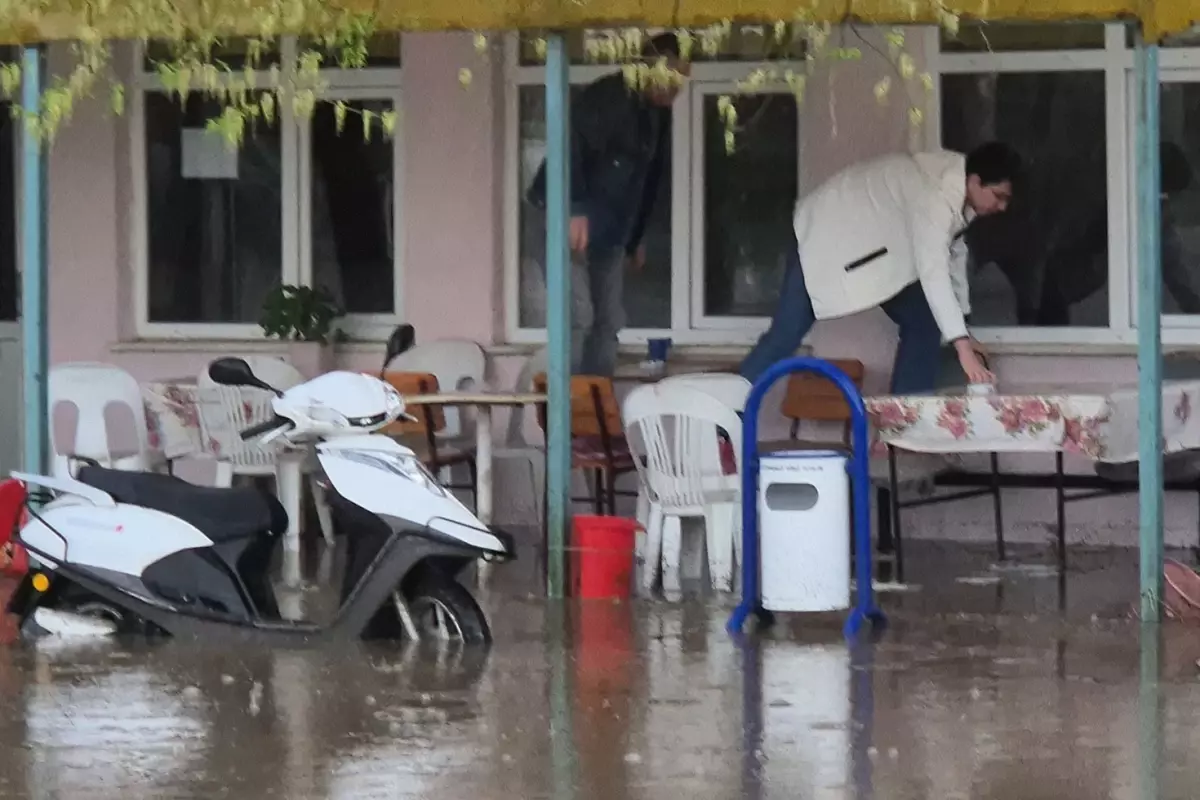 Kahvehaneyi su bastı, vatandaşlar sandalyelerle kurtuldu