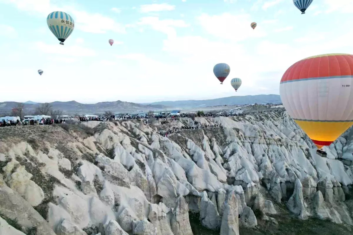 Kapadokya\'da Bayram Yoğunluğu ve Balon Şöleni