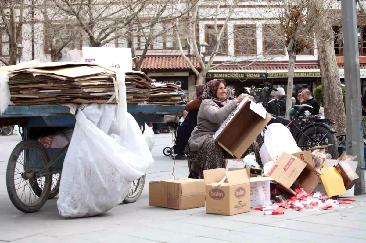 70 Yaşındaki Servet Amca\'nın Karton Mücadelesi