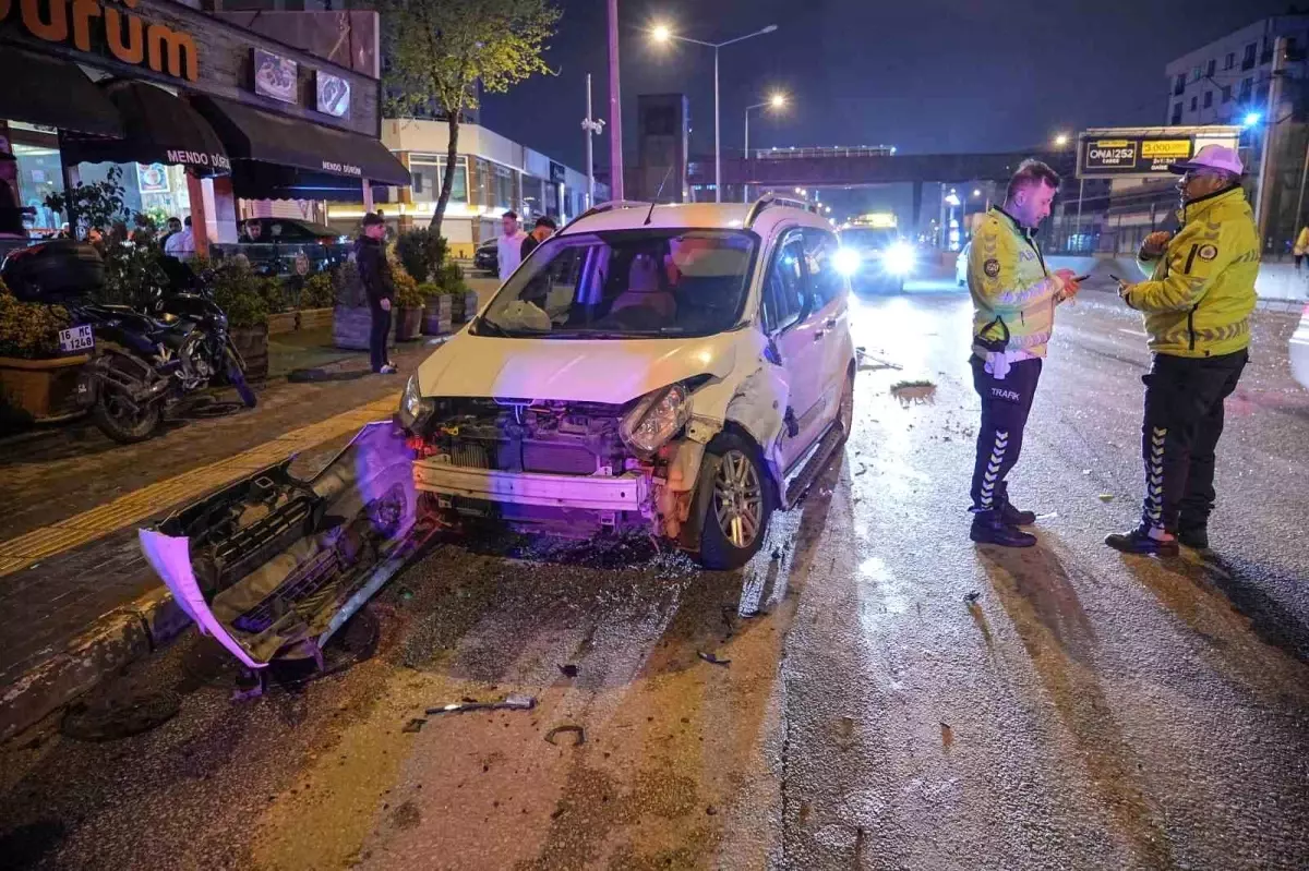 Bursa\'da Servis Minibüsleri ile Kamyonet Çarpıştı: 3 Yaralı