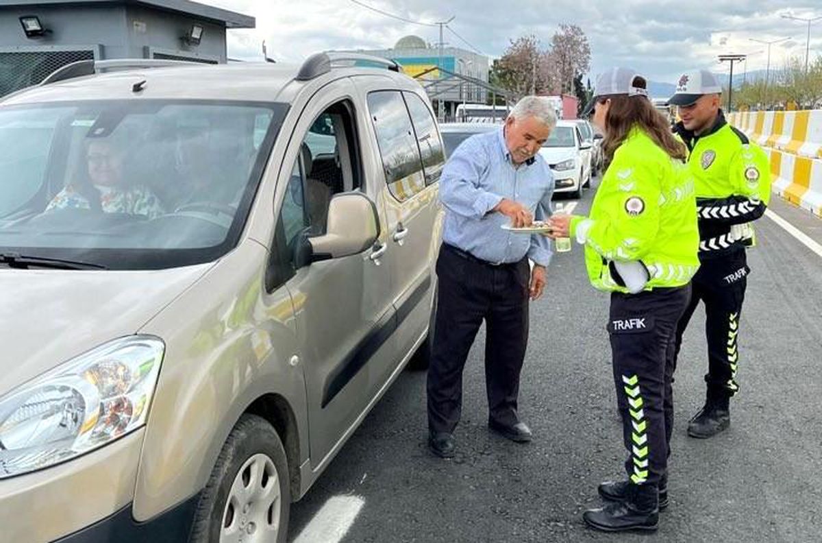 Denizli\'den Bayram Sürprizi: Kolonya ve Şeker İkramı