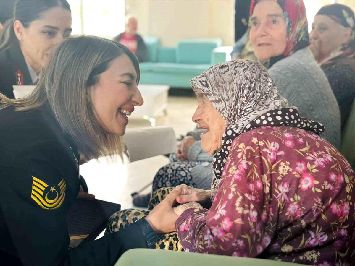 Jandarmadan Yaşlılara Bayram Ziyareti
