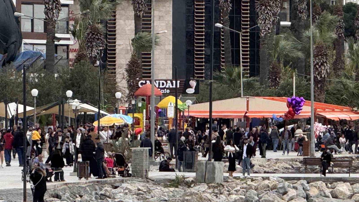 Kuşadası\'nda Bayram Yoğunluğu Esnafa Can Suyu Oldu