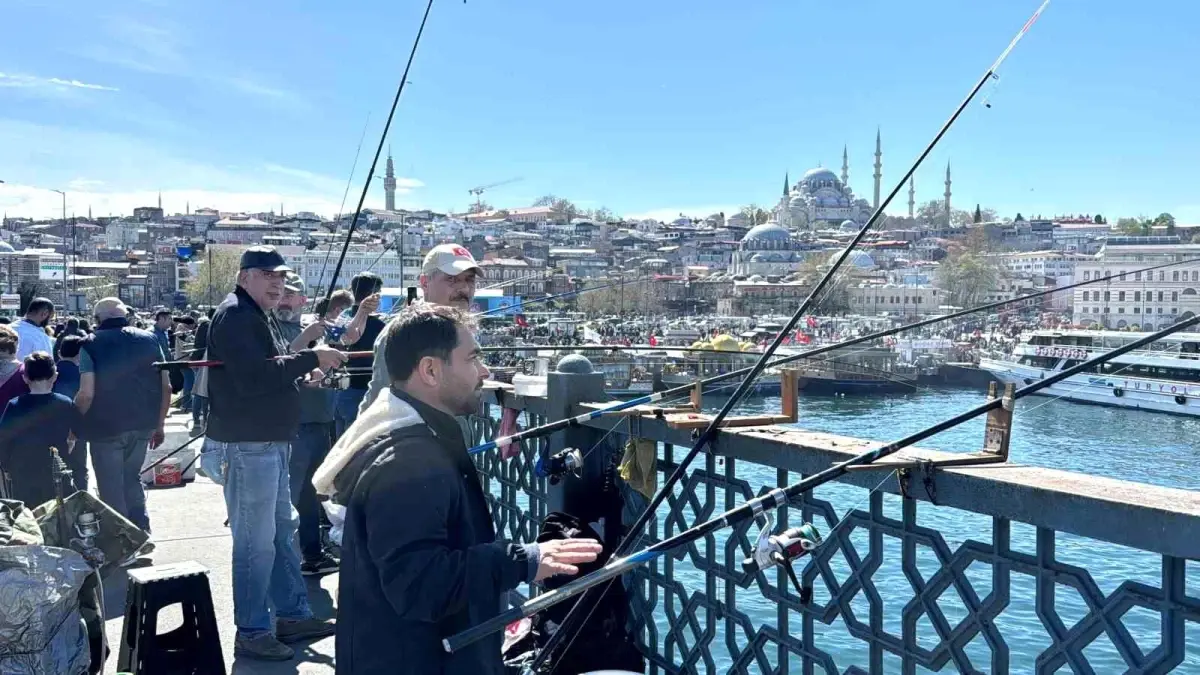 Galata Köprüsü\'nde Bayram Keyfi