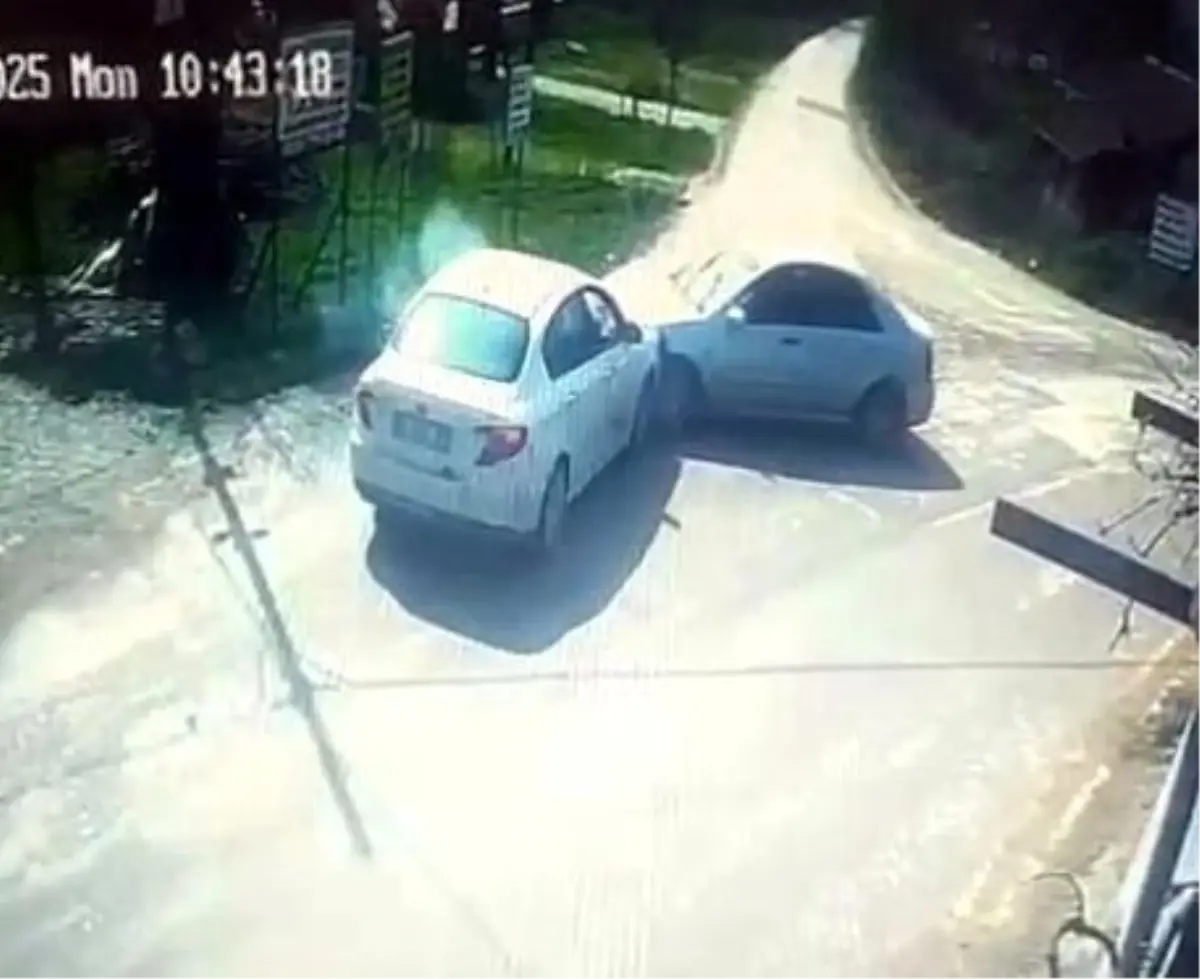 Sakarya\'da Kafa Kafaya Çarpışma: 2 Yaralı