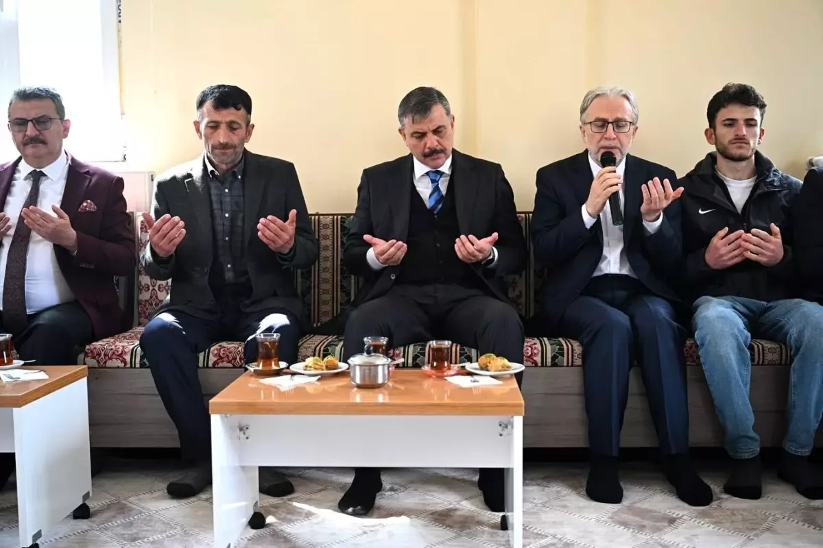 Şehidin baba evine bayram ziyareti