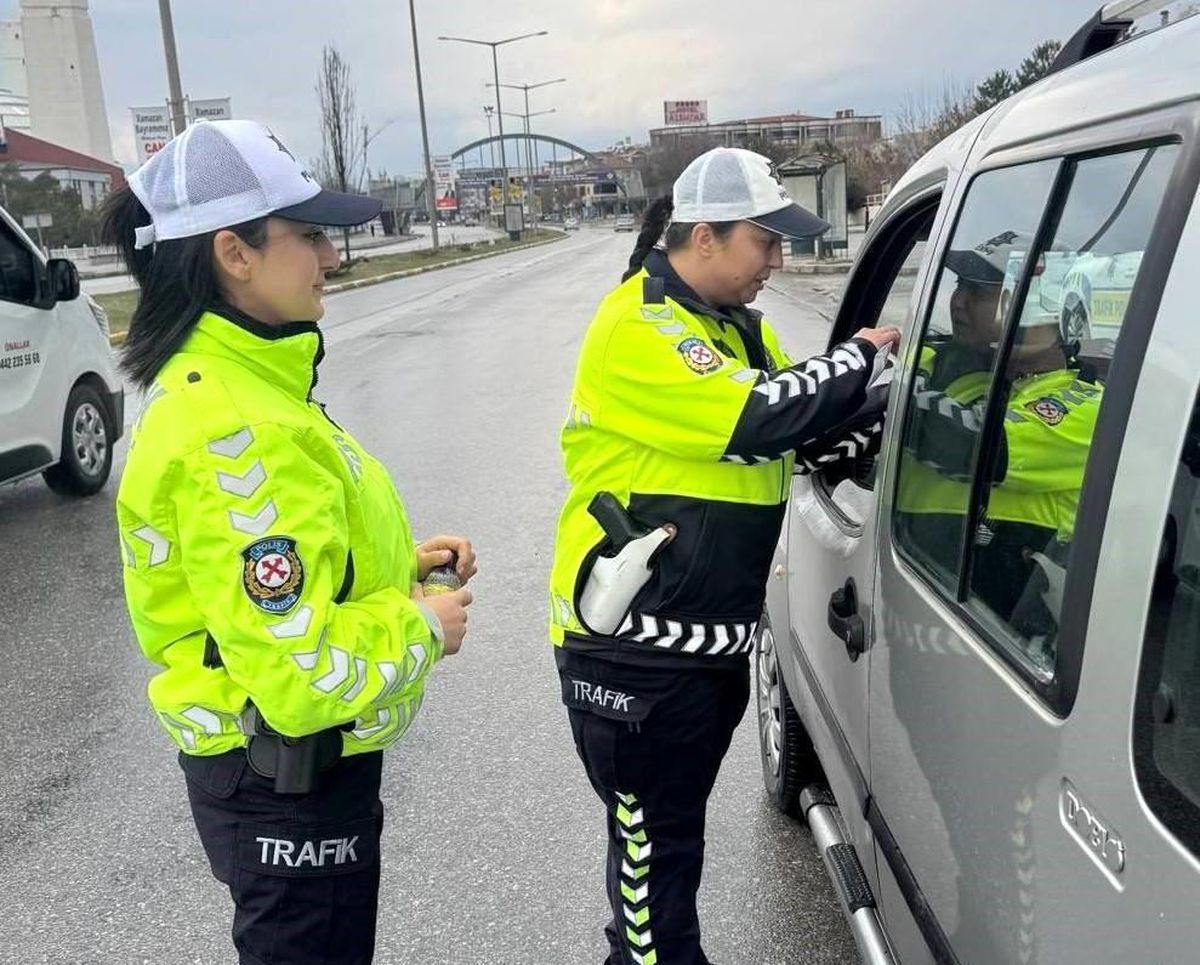 Erzincan Trafik Ekiplerinden Bayram Jestleri