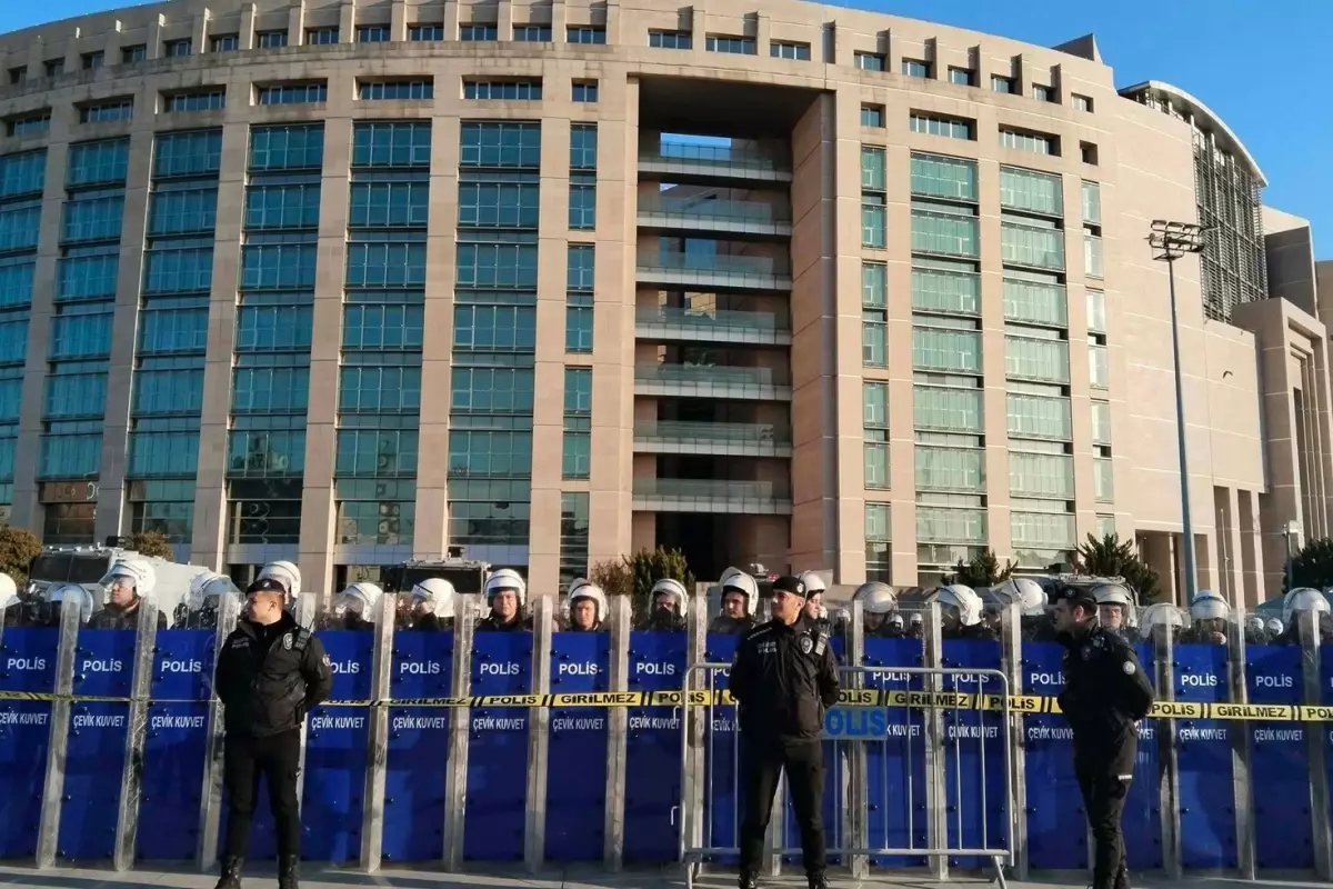 Avukatı, \'Cumhurbaşkanımızın yemeğine katıldı\' savunması yaptı, protestocu genç serbest bırakıldı