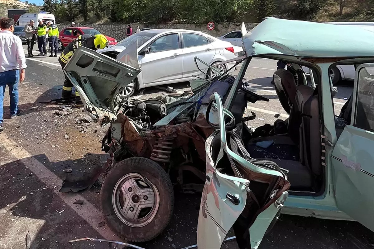 Bayram tatilinde acı bilanço katlanıyor! Trafik kazalarında 27 kişi hayatını kaybetti