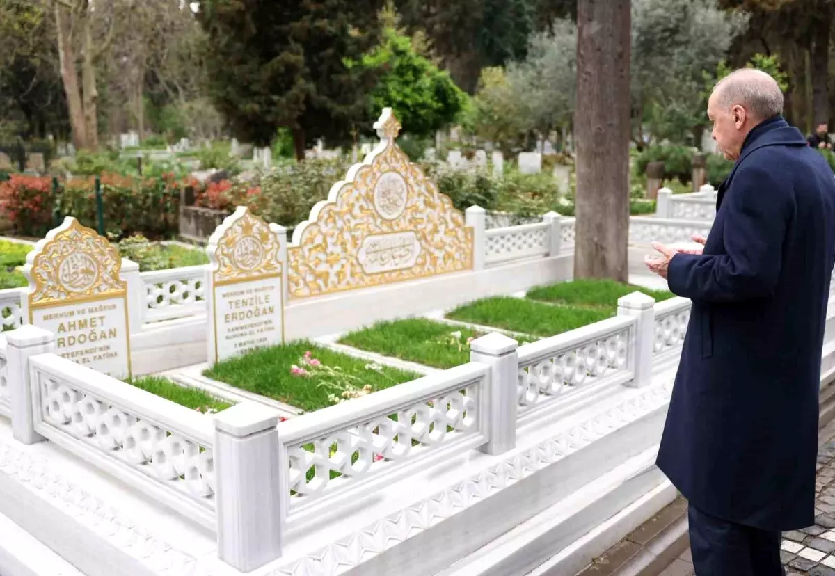 Cumhurbaşkanı Erdoğan, Bayramda Anne ve Babasının Kabirlerini Ziyaret Etti