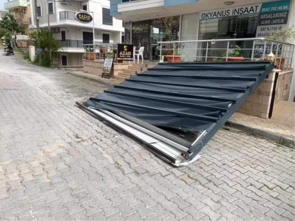Didim\'de Fırtına: Tente Motosikletin Üzerine Düşmedi