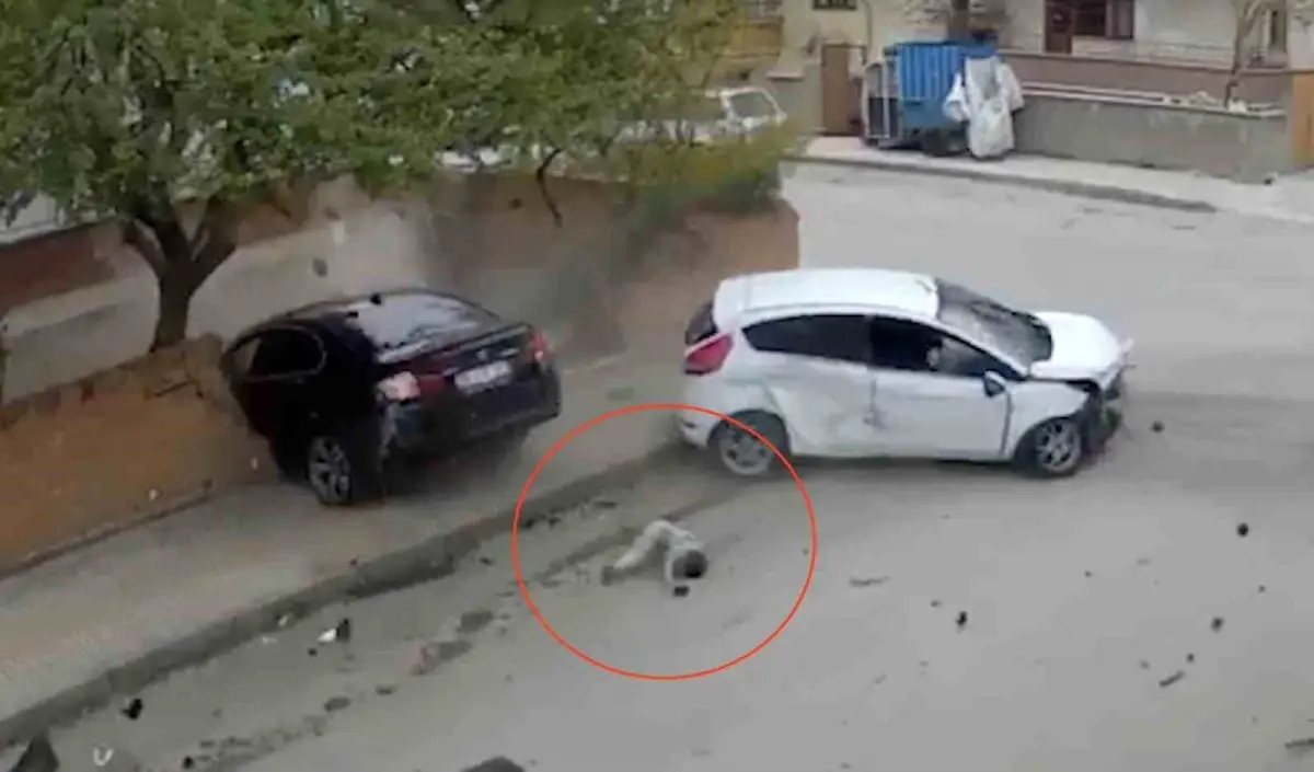 Çorum\'da Kaza: 4 Yaşındaki Çocuk Camdan Fırladı