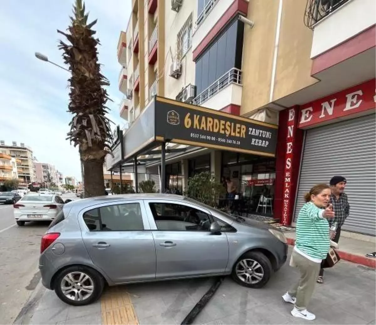 Mersin\'de Kontrolden Çıkan Araç Kafeye Girdi