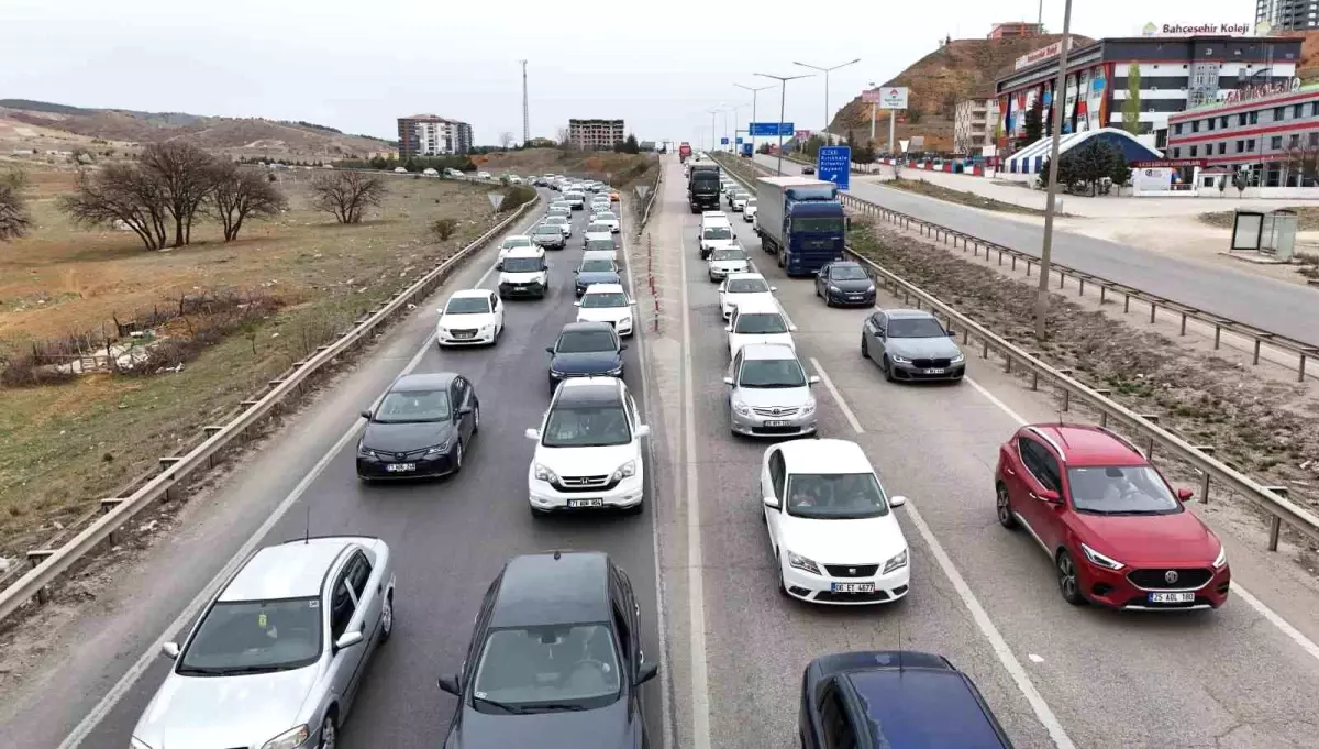Kırıkkale\'de Bayram Dönüşü Trafik Yoğunluğu