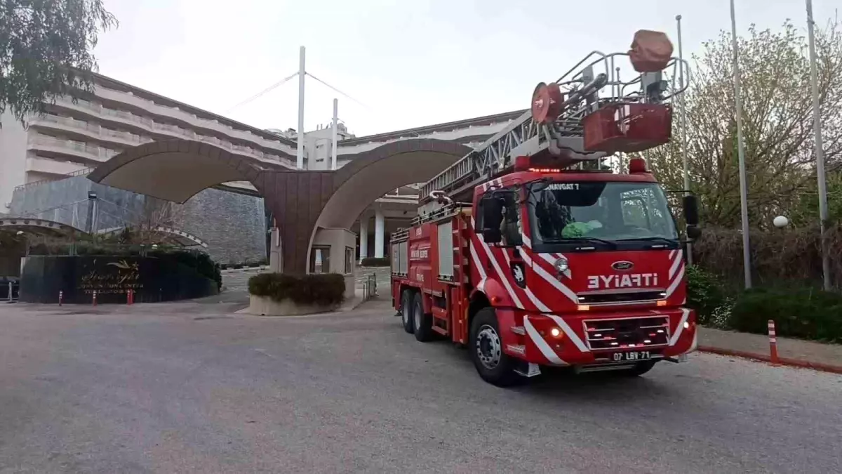 Manavgat\'taki 5 Yıldızlı Oteldeki Yangın Otel Çalışanları Tarafından Söndürüldü