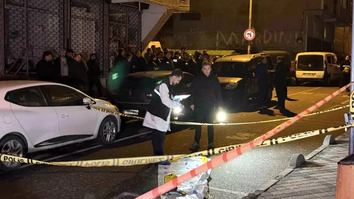 Bağcılar\'da Silahlı Çatışma: Bekçi Yaralı, Şüpheliler Yakalandı