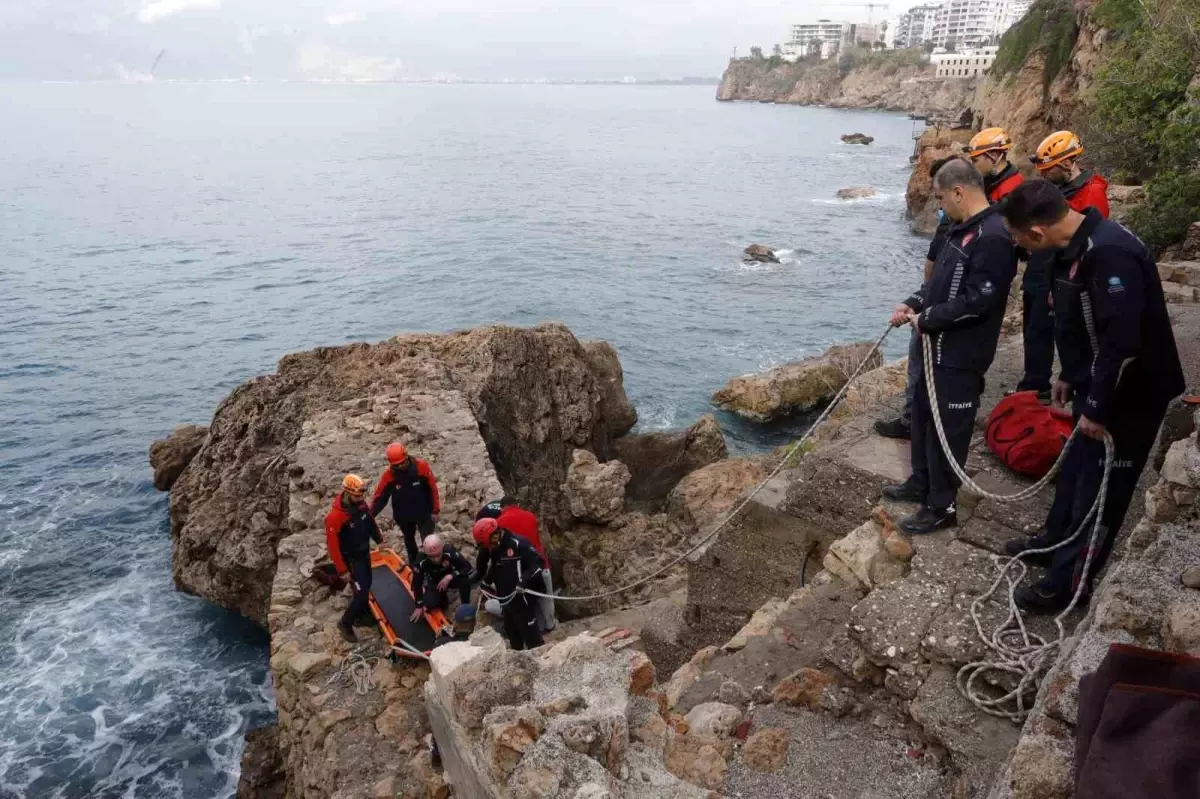 Antalya\'da Falezlerden Düşen Balıkçı Bacağını Kırdı
