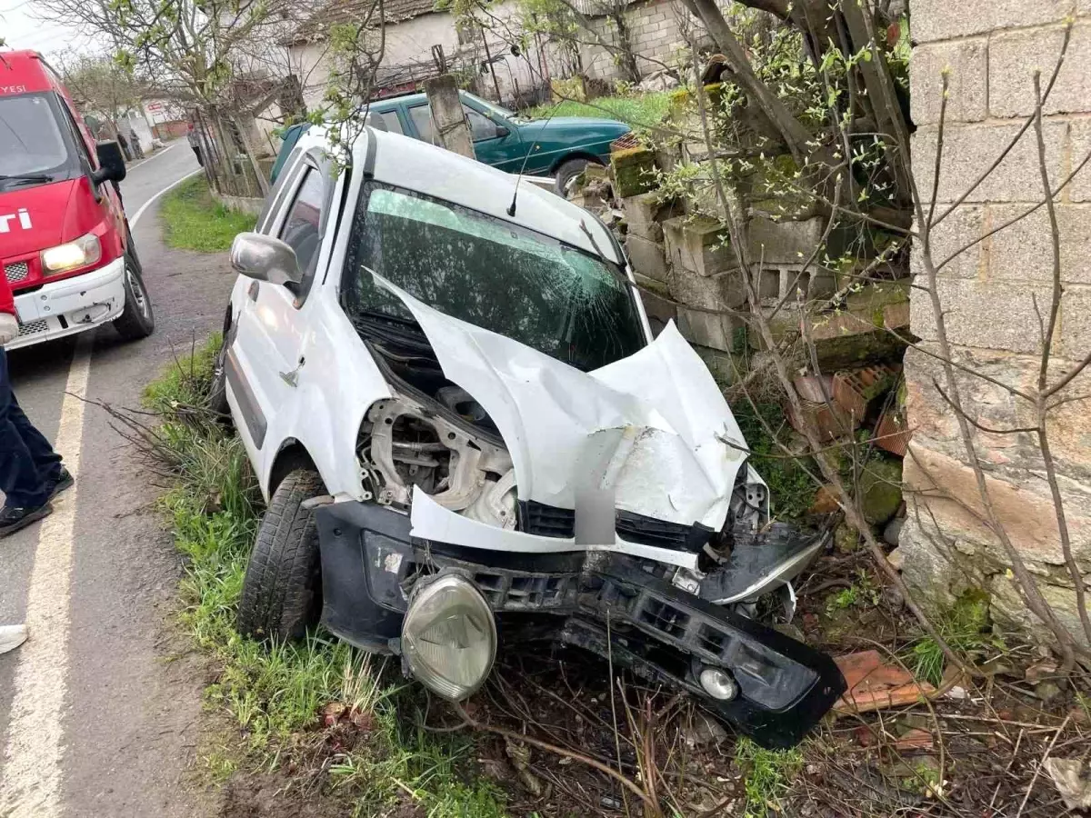 Balıkesir\'de Otomobil Şarampole Uçtu