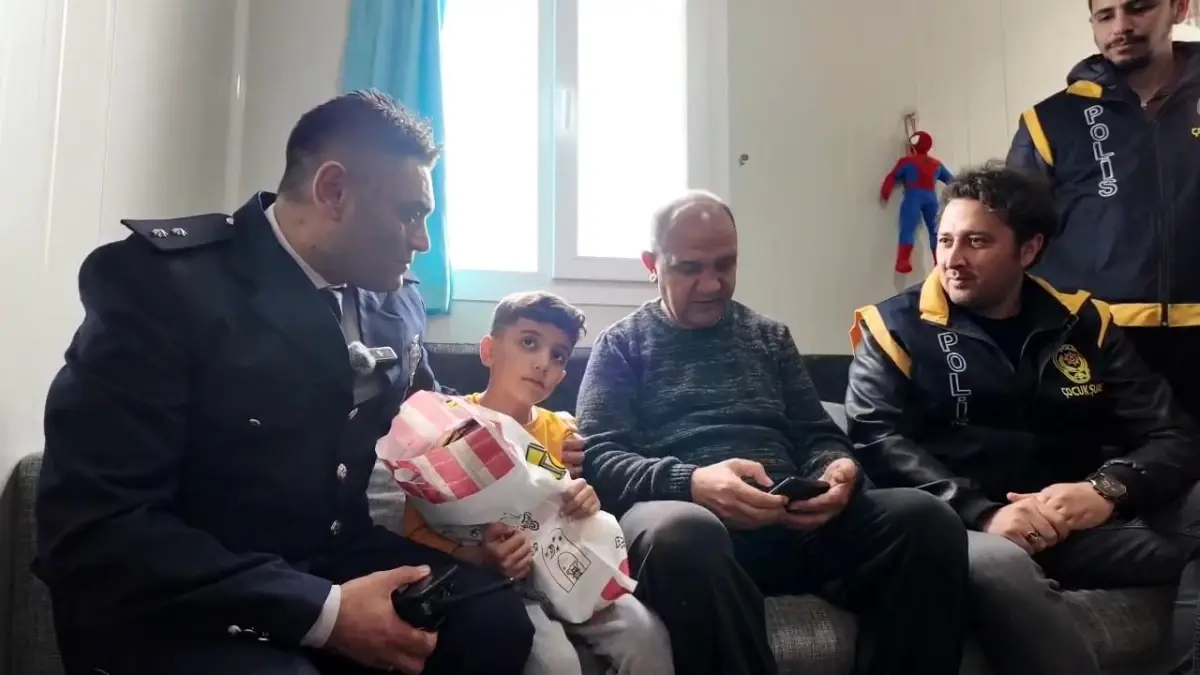 Polisten Çınar Efe\'ye Bayram Ziyareti
