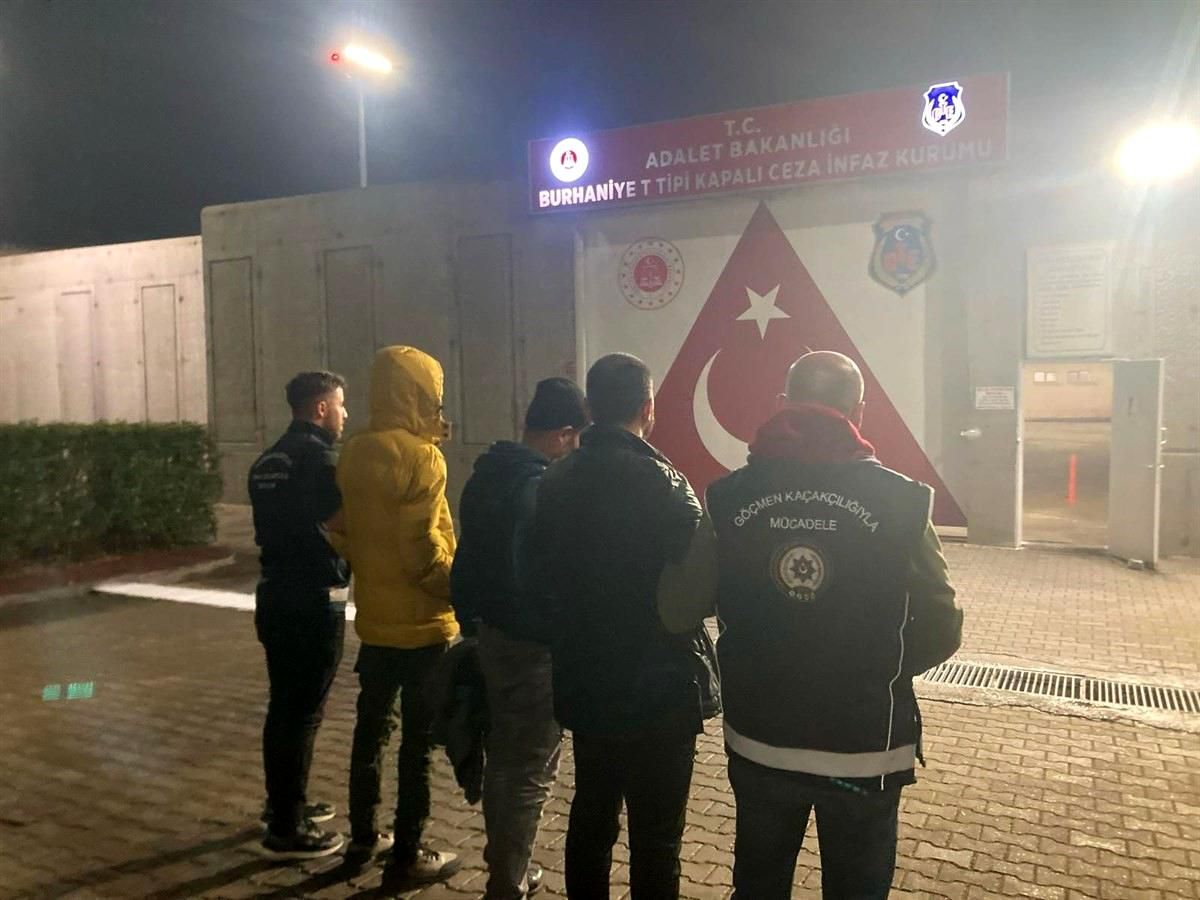Balıkesir\'de 13 Afgan Göçmen ve 3 Kaçakçı Yakalandı